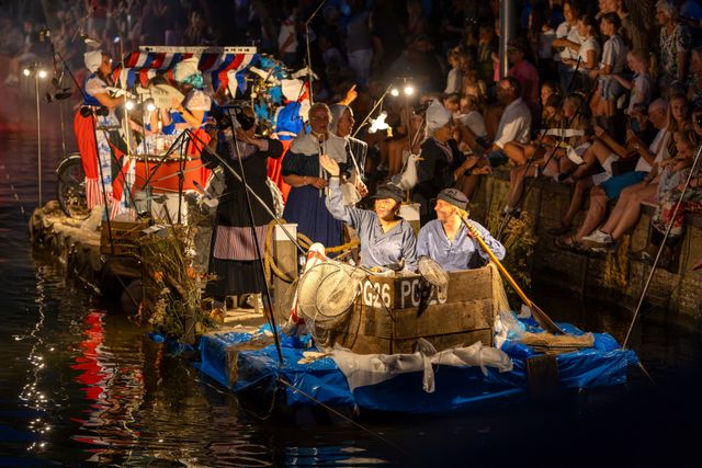 Gondelvaart in de Luts tijdens de feestweek in Balk met meerdere versierde gondels.