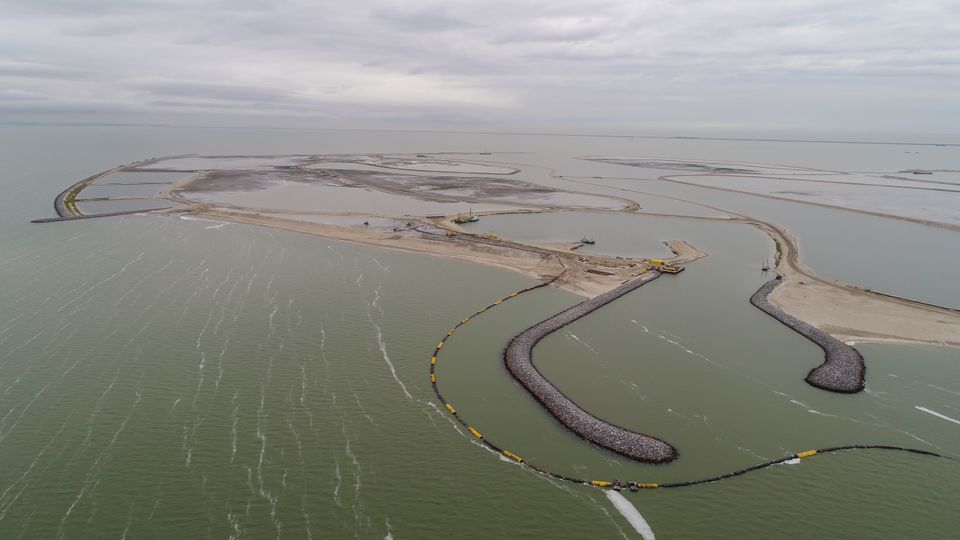 Nederland krijgt er een nieuwe eilandengroep bij: Marker Wadden. In het Markermeer verrijst een archipel van natuureilanden. Marker Wadden zorgt ervoor dat de natuur in het gebied weer opleeft. Hier ontstaat een natuurparadijs voor vogels, vissen en mensen.