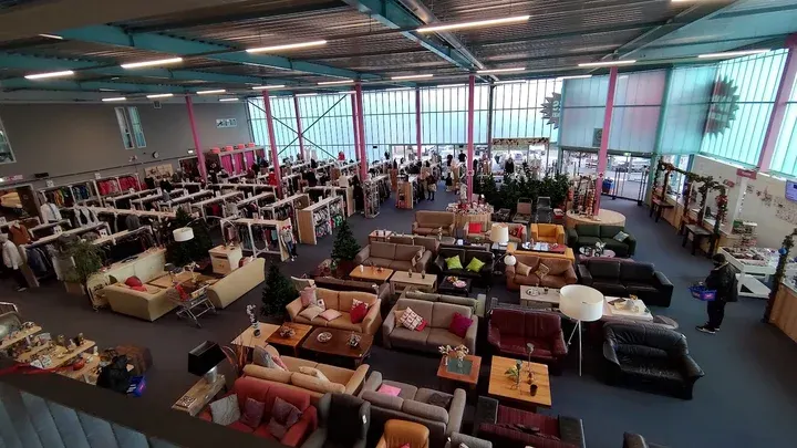 Binnen bij kringloopwinkel Rataplan