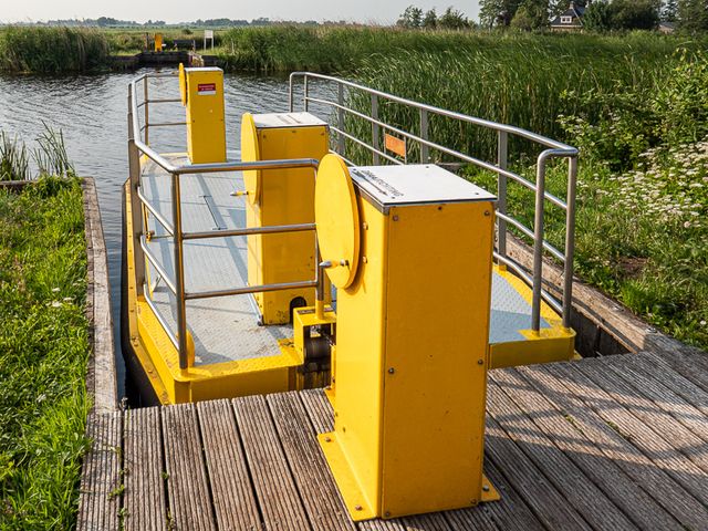 De kettingveerpont aan wal