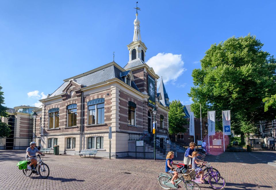 Museum Hilversum met fietsers op de Kerkbrink