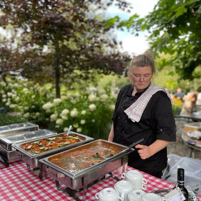 Chefkok Mila van Wadden Catering zet catering aan huis klaar in tuin in Friesland.