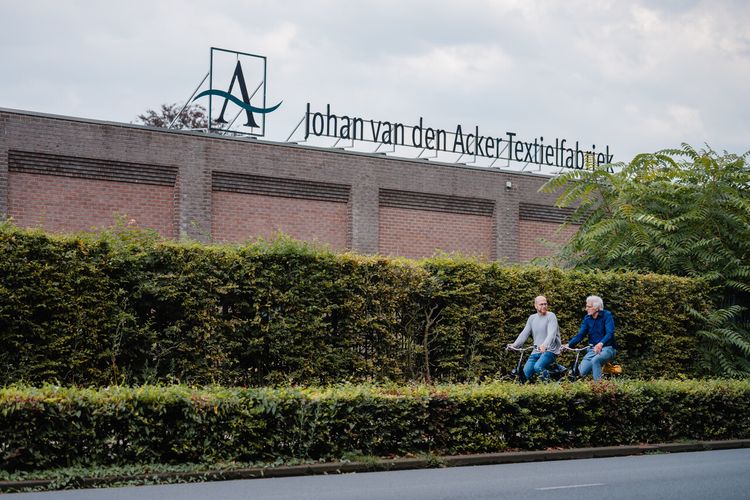 Anton en Kees fietsen langs voormalige textielfabriek Johan van den Acker Textielfabriek