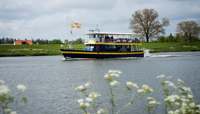 De Blauwe Bever onderweg naar een mooie natuurgebied, in dit geval de Ingensche Waarden voor een wandelsafari
