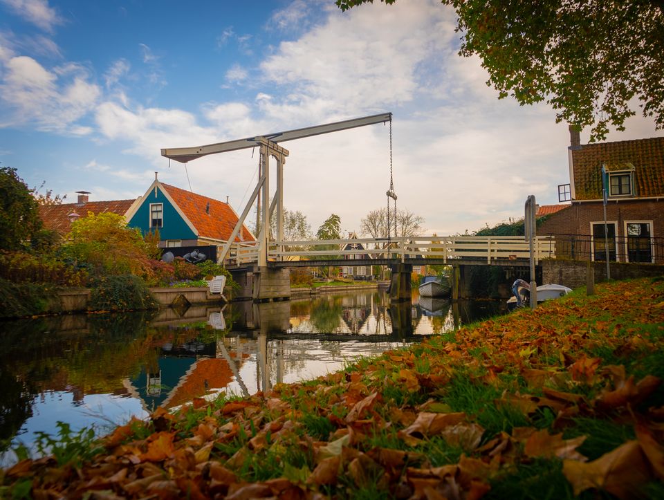 Die Kwakel-Brücke in Edam mit Herbstfarben