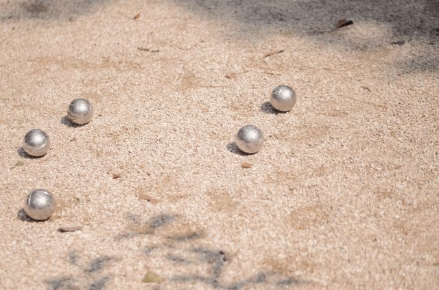 Petanque ballen in het zand