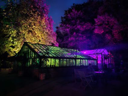 Sfeervol verlicht kassencomplex tijdens Museumnacht