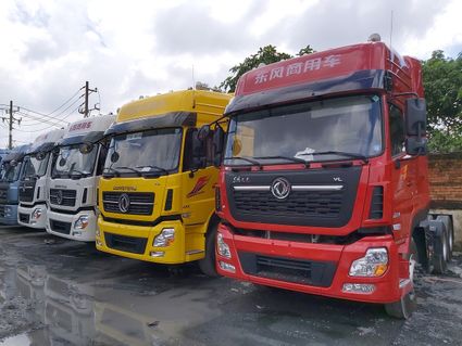 Trucks naast elkaar geparkeerd