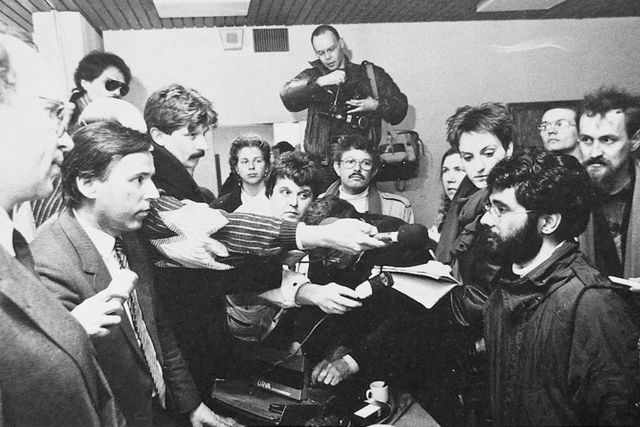 Minister Brinkman en kampraadsvoorzitter Ton Latuhihin in het politiebureau Vught, 03-02-1989.