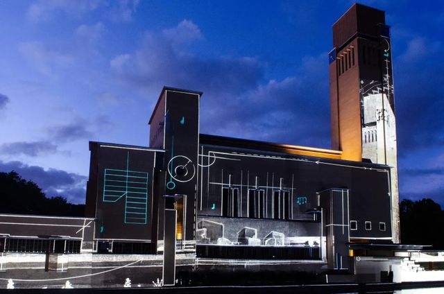 Open Monumentendag Hilversum Sprekende Gevels, lichtprojectie op het Raadhuis