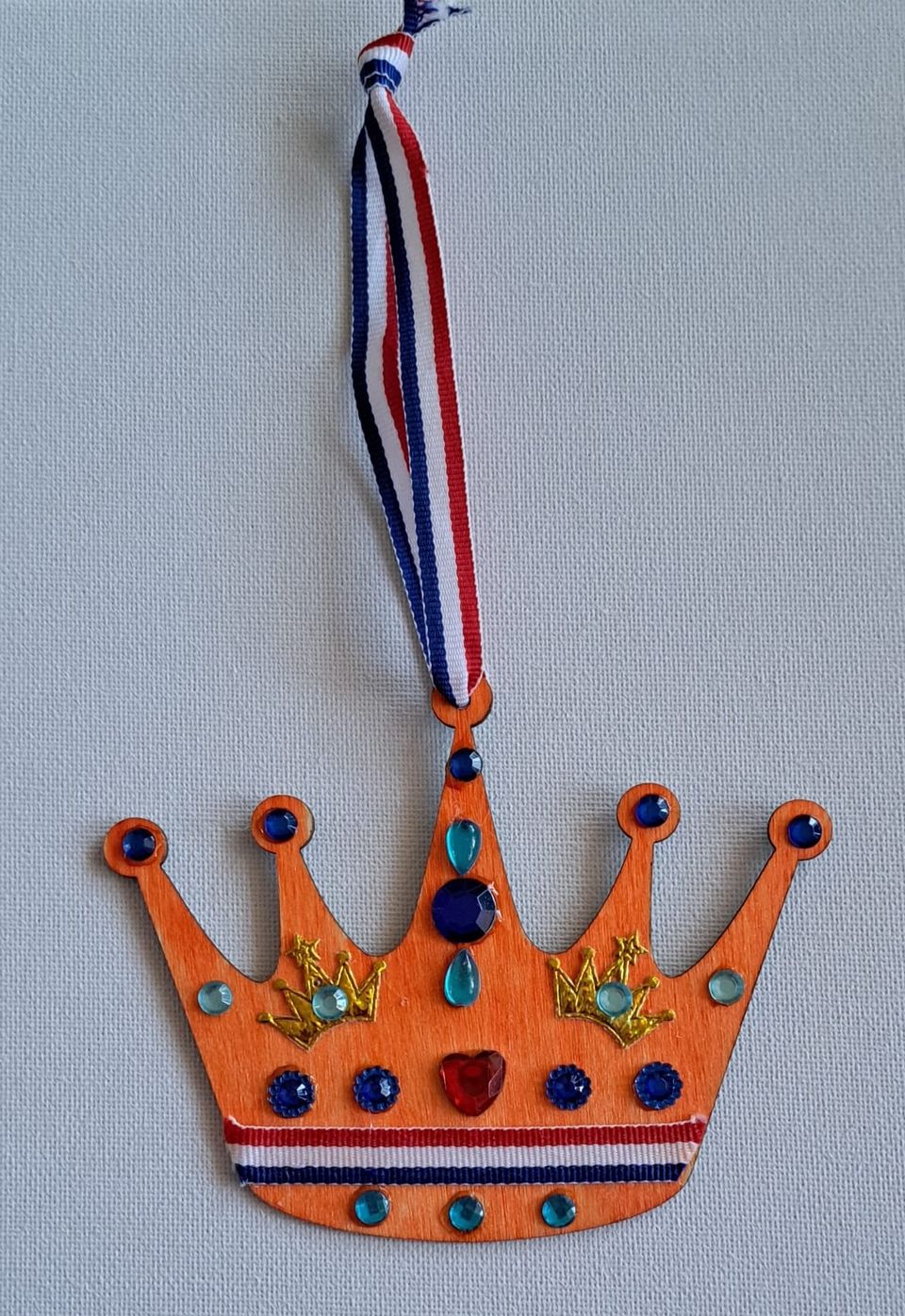 Foto van een knutselwerk kroontje voor Koningsdag