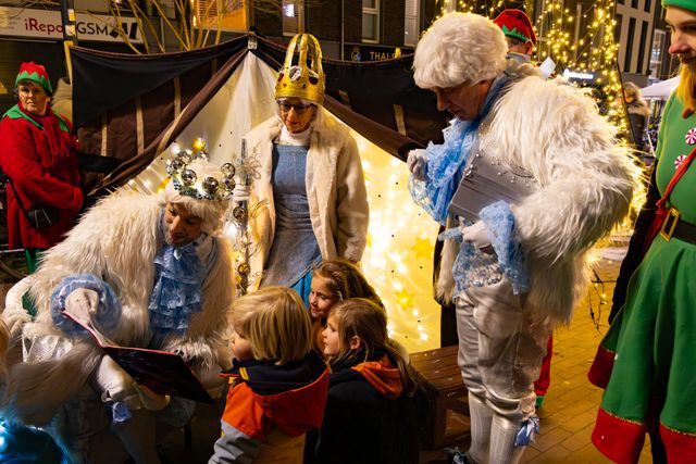 De Winterkoning praat met een van de kinderen die het event WinterglO'w bezoekt