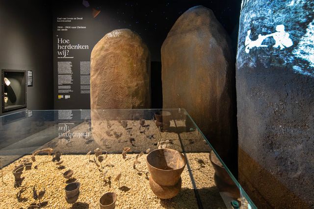 Überreste, die unter einem Hünengrab gefunden wurden und heute im Drents Museum ausgestellt sind.
