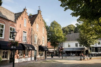 De Markt in Oirschot met de imposante kerk en veel monumentale panden.