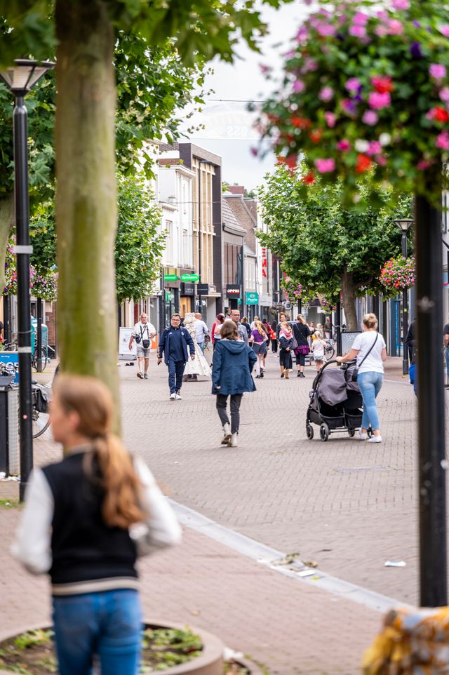 Mensen winkelen in het centrum van Oss