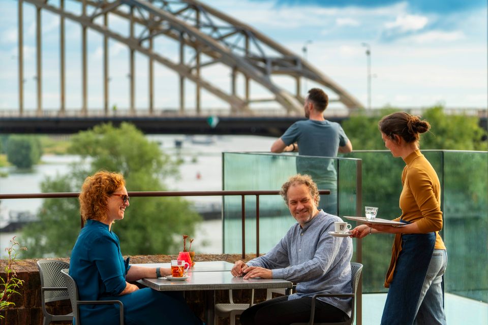 Geniet van het uitzicht vanaf het dakterras