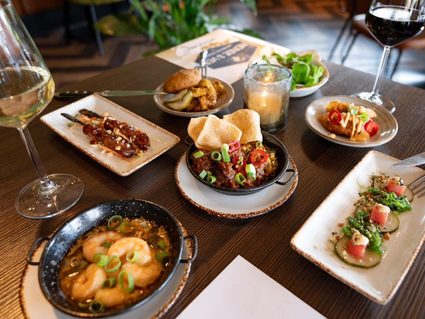 Tafel vol eten bij Heinde Delft