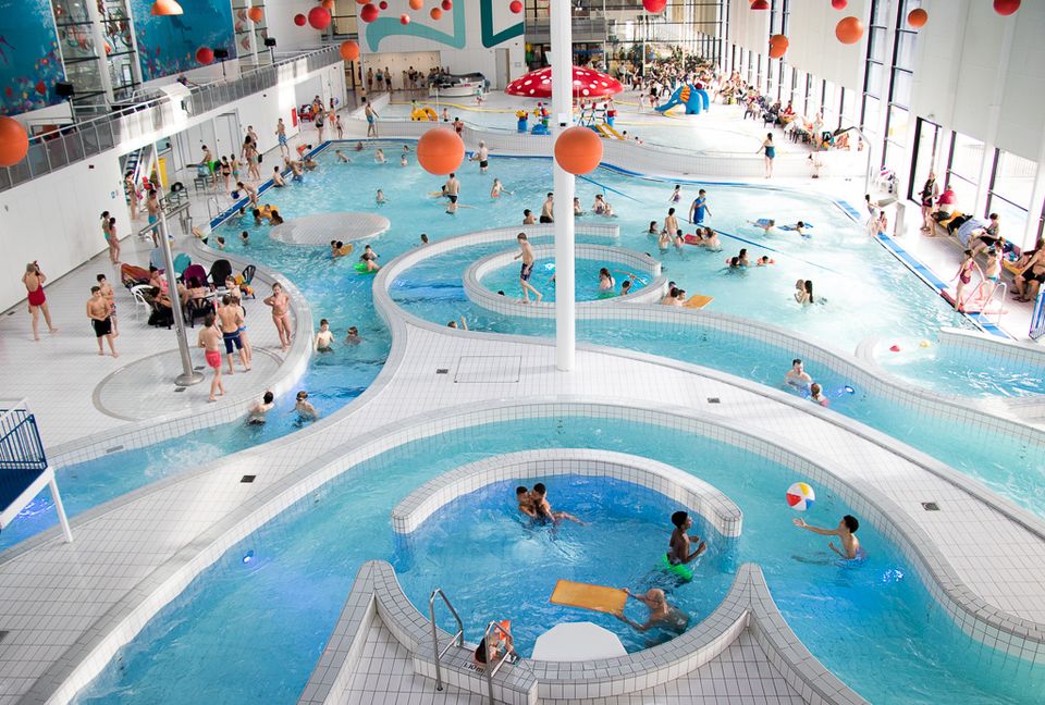 Het recreatiebad van het Leeghwaterbad in Purmerend bestaande uit diverse eilanden en een wildwaterbaan.