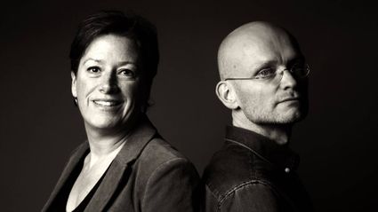 Een zwart wit foto van Marieke & Matthijs samen.