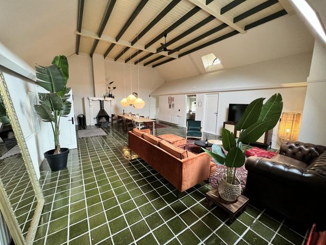 Deze mooie groepsaccommodatie heeft een grote woonkamer, 6 slaapkamers en 5 badkamers. Daarnaast is er nog een grote privé tuin. Ideaal voor familie- en vriendenuitjes.