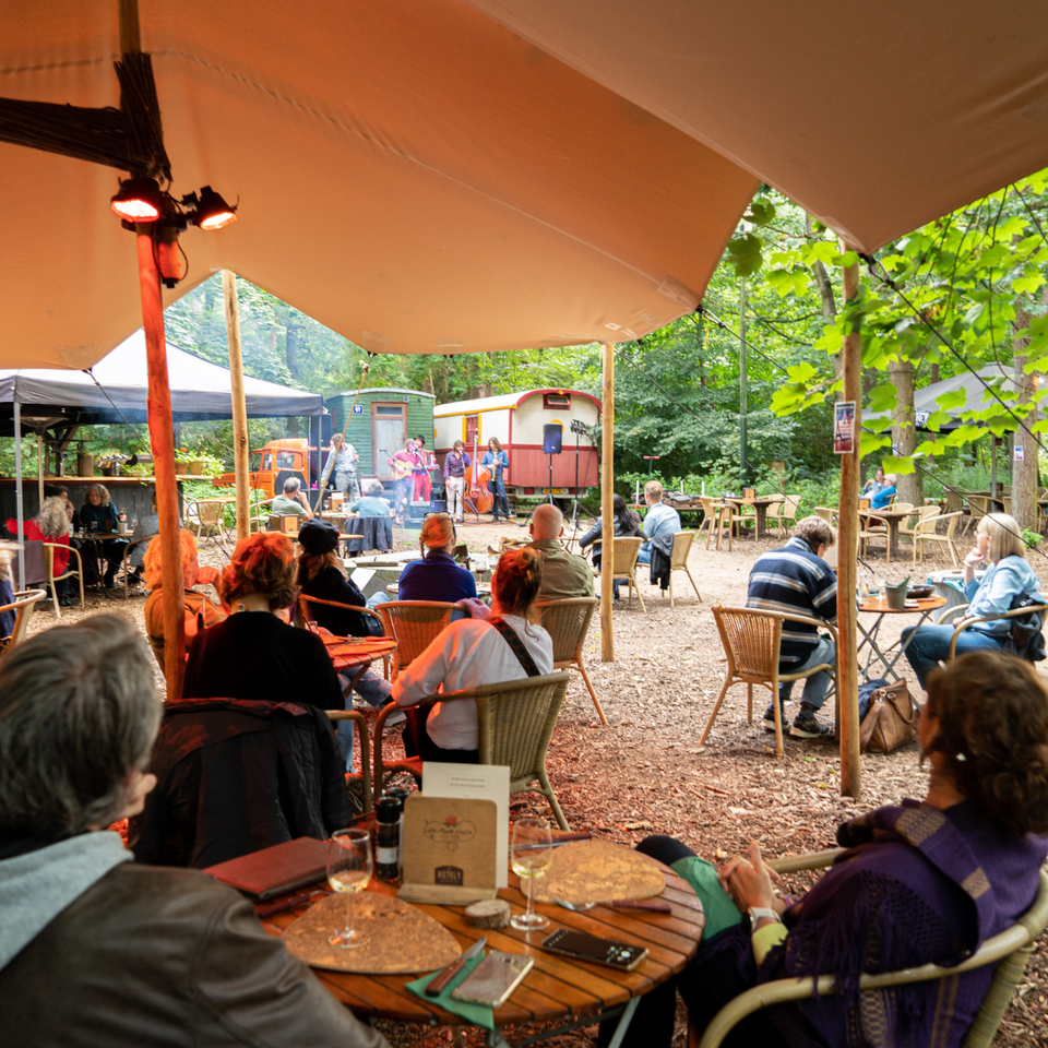 Terras van Boscafé De Rode Lelie in Oisterwijk.