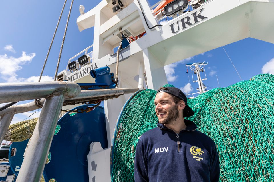 Een visser op een schip van Urk in Flevoland