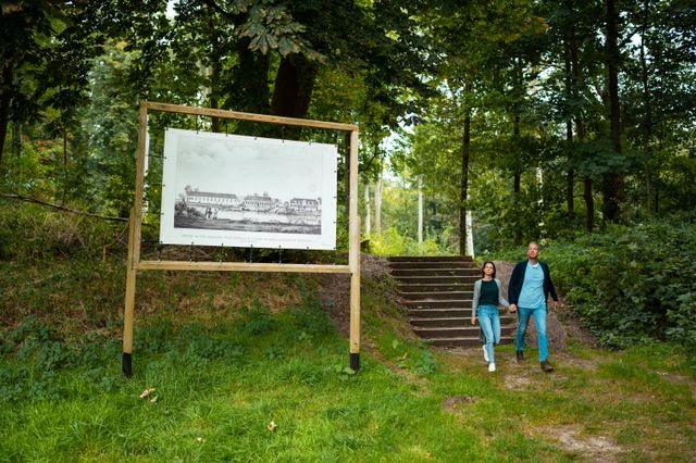 Stel dat wandelt bij de afbeelding van Kolonie Ommerschans