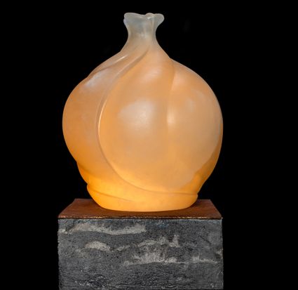 Een oranje kunstvoorwerp dat wordt tentoongesteld