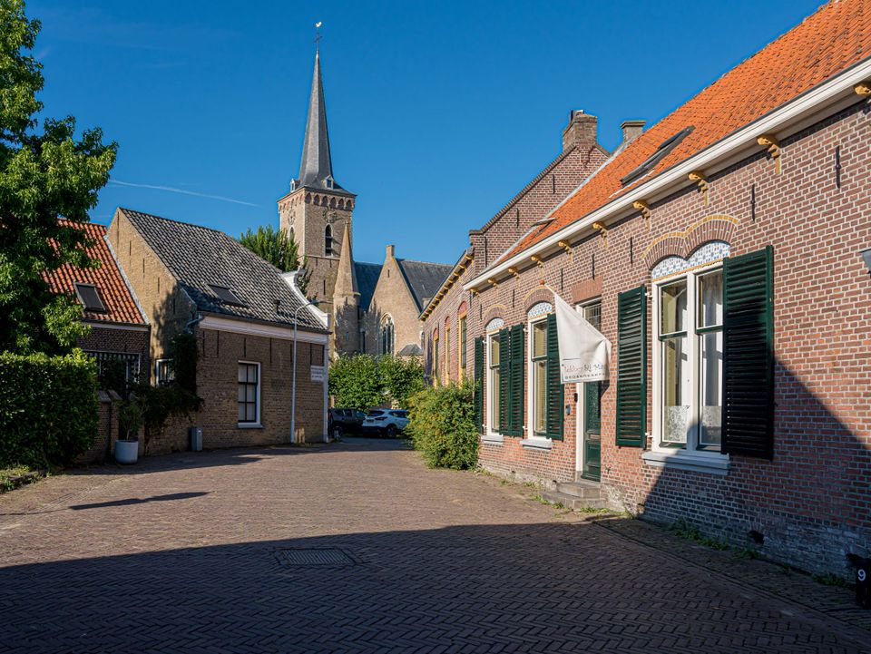 Op-Schouwen-Duiveland-Kerk-Aan-Kerkring-In-Dreischor-Vanuit-Charmant-Steegje