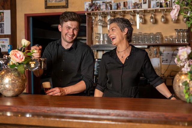 Eigenaren Francien en Rob achter de bar van hun cafe Jacobushof in Boxtel