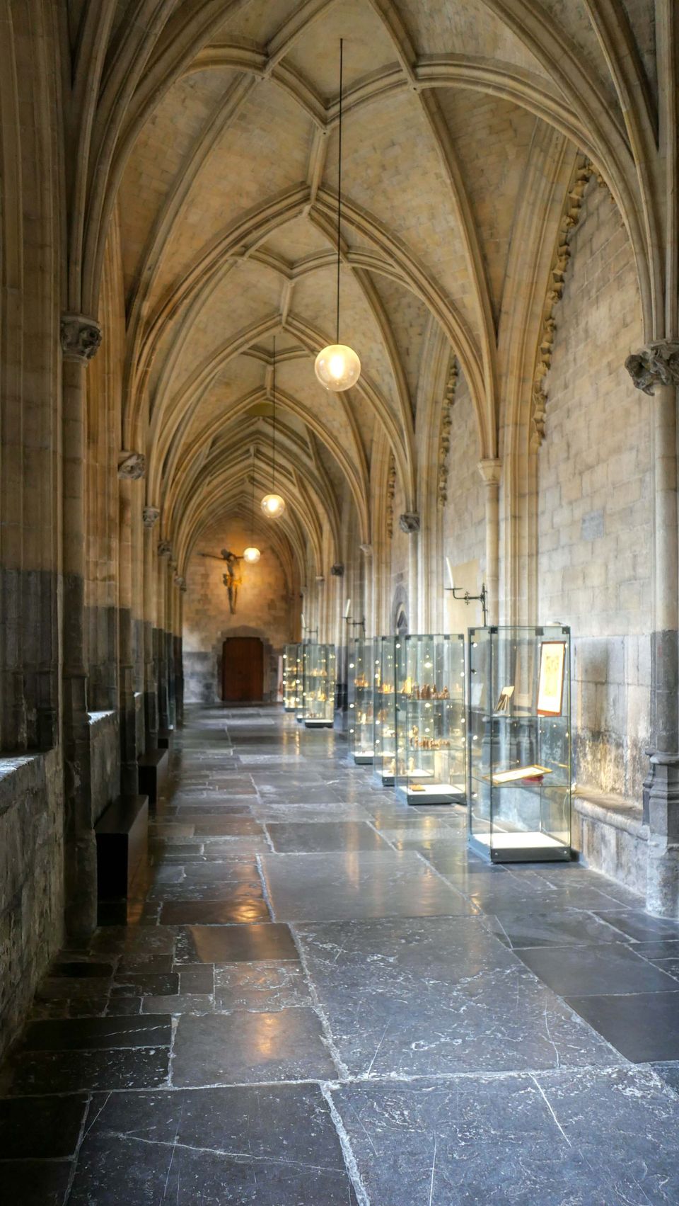 Schatkamer Sint Servaas Basiliek Maastricht lange gang met vitrines