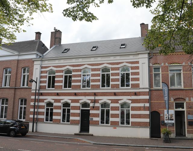 herenhuis met horizontale witte belijning