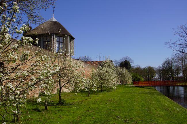 De Stadsmuur Vianen, blauwe lucht en bloesem in de bomen.
