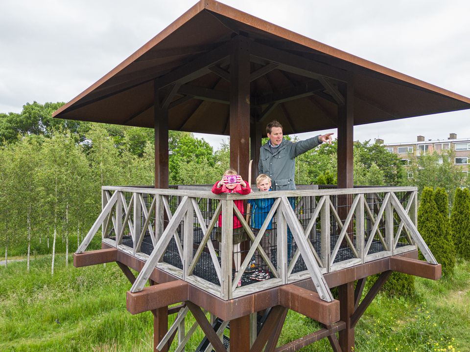 Twee kinderen en hun vader op een van de torens in Park Matilo.