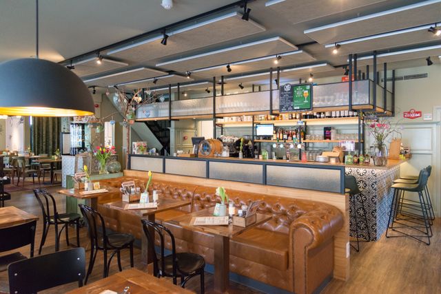 Warm en sfeervol interieur van Restaurant Plein7 in Woerden, met gezellige zitplaatsen, een moderne bar en een gastvrije ambiance voor lunch, diner en borrel.