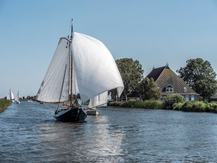 Boot op het water in gaastmeer op een zomerdag
