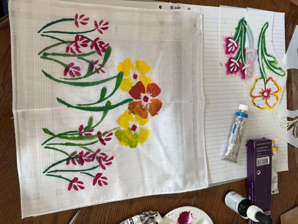 Kind en ouder maken een kleurrijke zakdoek met sjablonen tijdens een familieworkshop in het Stadsmuseum Woerden, Groene Hart.