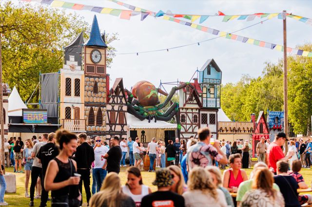 Mensen buiten bij podium