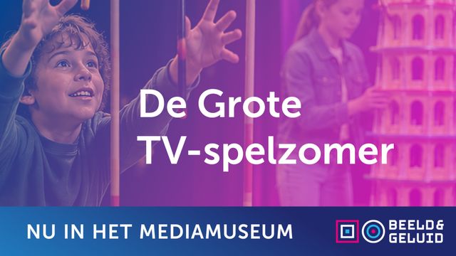 Kindje probeert vallende stok te vangen