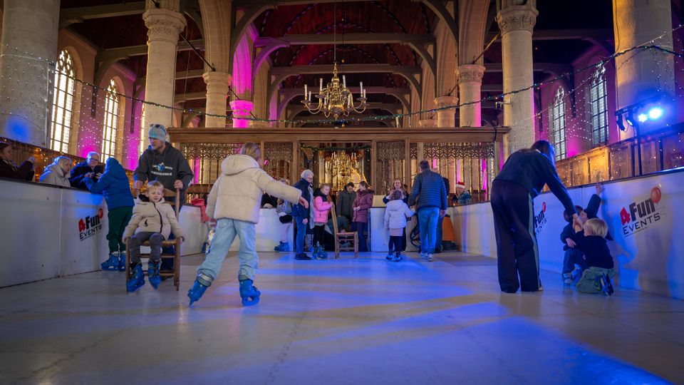 Schaatsen in de Grote Kerk van Monnickendam