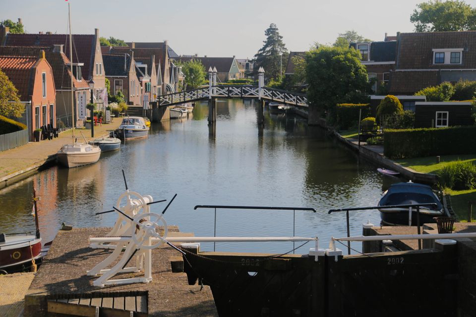 zicht op de brug in hindeloopen