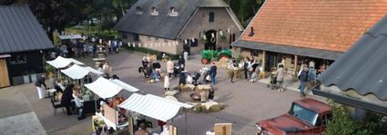 Markt met kraampjes en mensen