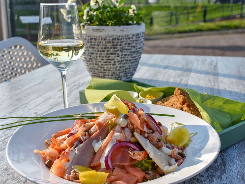 Vissalade op het terras