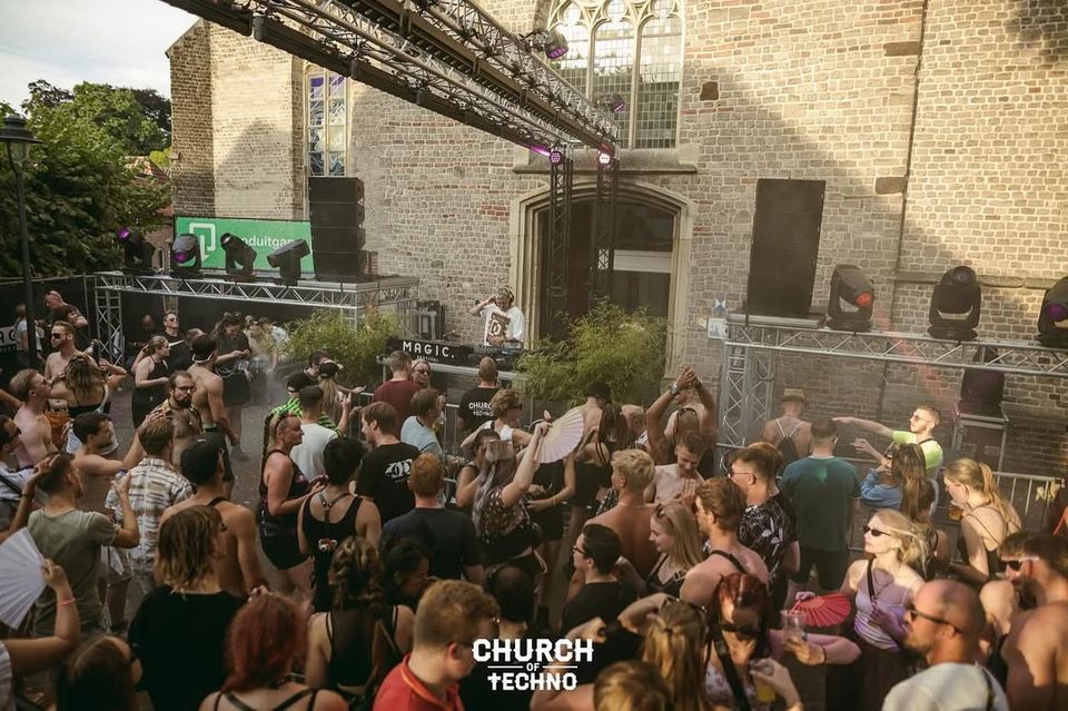 Mensen aan het dansen bij Church of Techno.