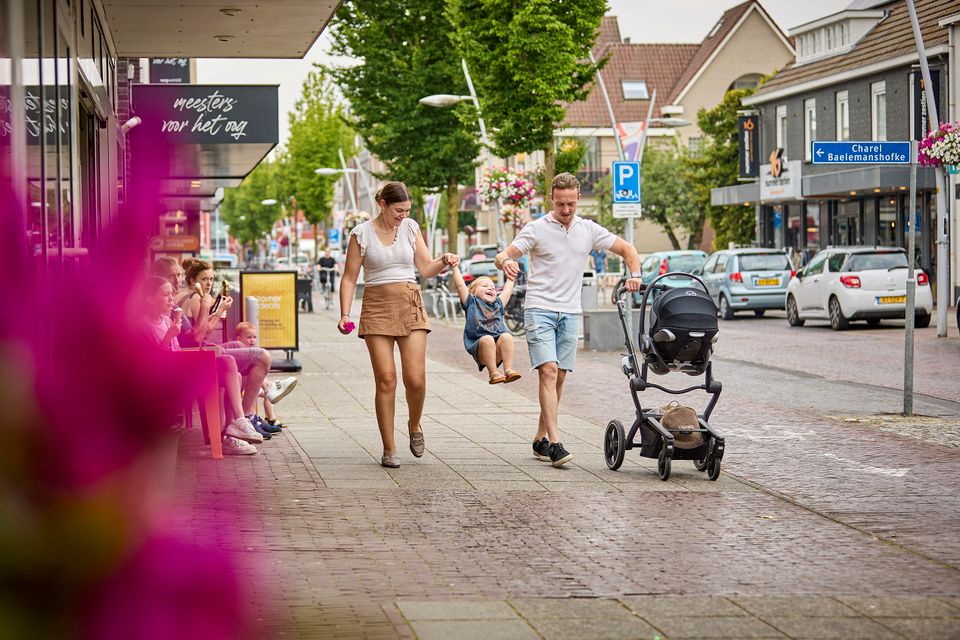 Jong gezin loopt door Sniederslaan