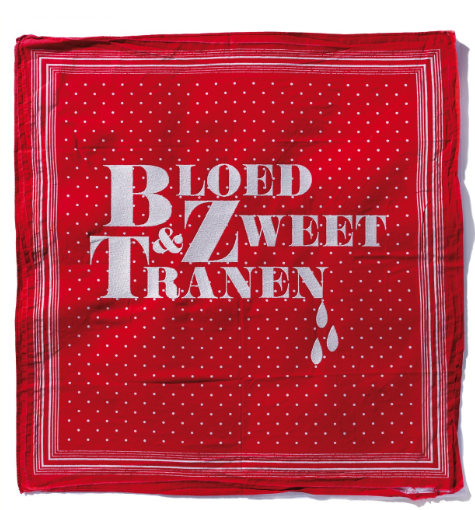 Tentoonstellingsobject Bloed Zweet en Tranen in Stadsmuseum Woerden, Groene Hart, rode doek met witte typografie als onderdeel van expositie over geschiedenis en cultuur.