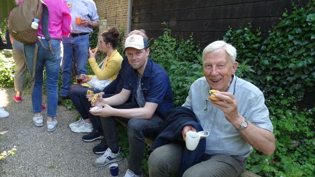 Koffie in de tuin van Mar en Klif bussafari 2024