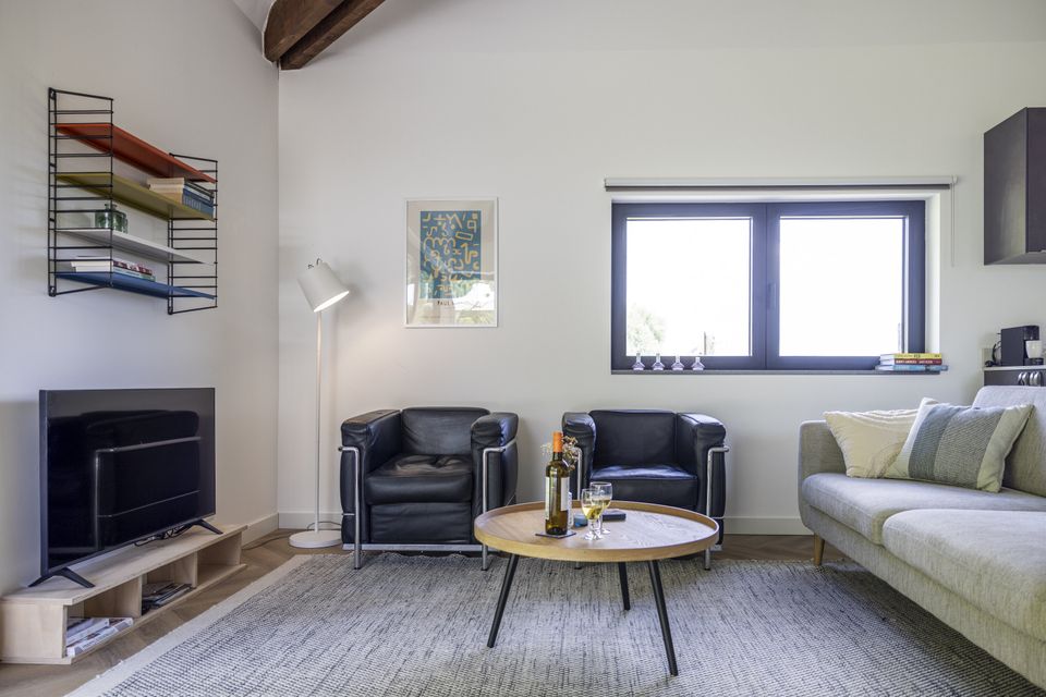 Le Colombier vakantiewoning interieur zithoek bank