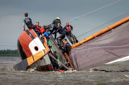 skûtsje gaat schuin