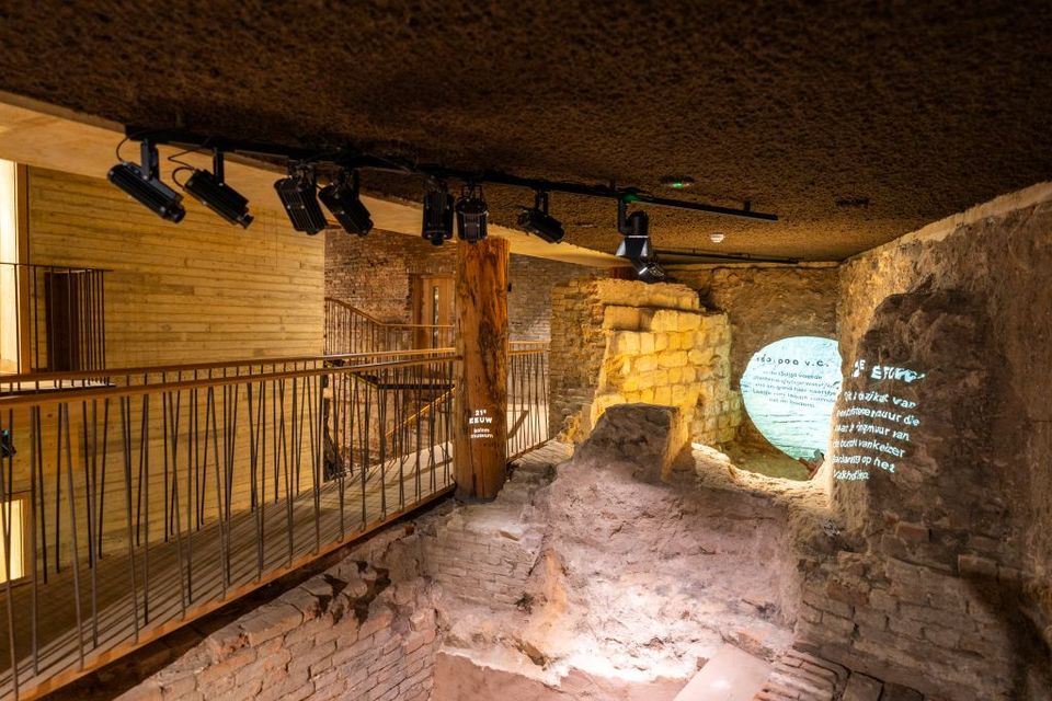 Bewonder in Museum De Bastei originele Romeinse en Middeleeuwse muurresten.